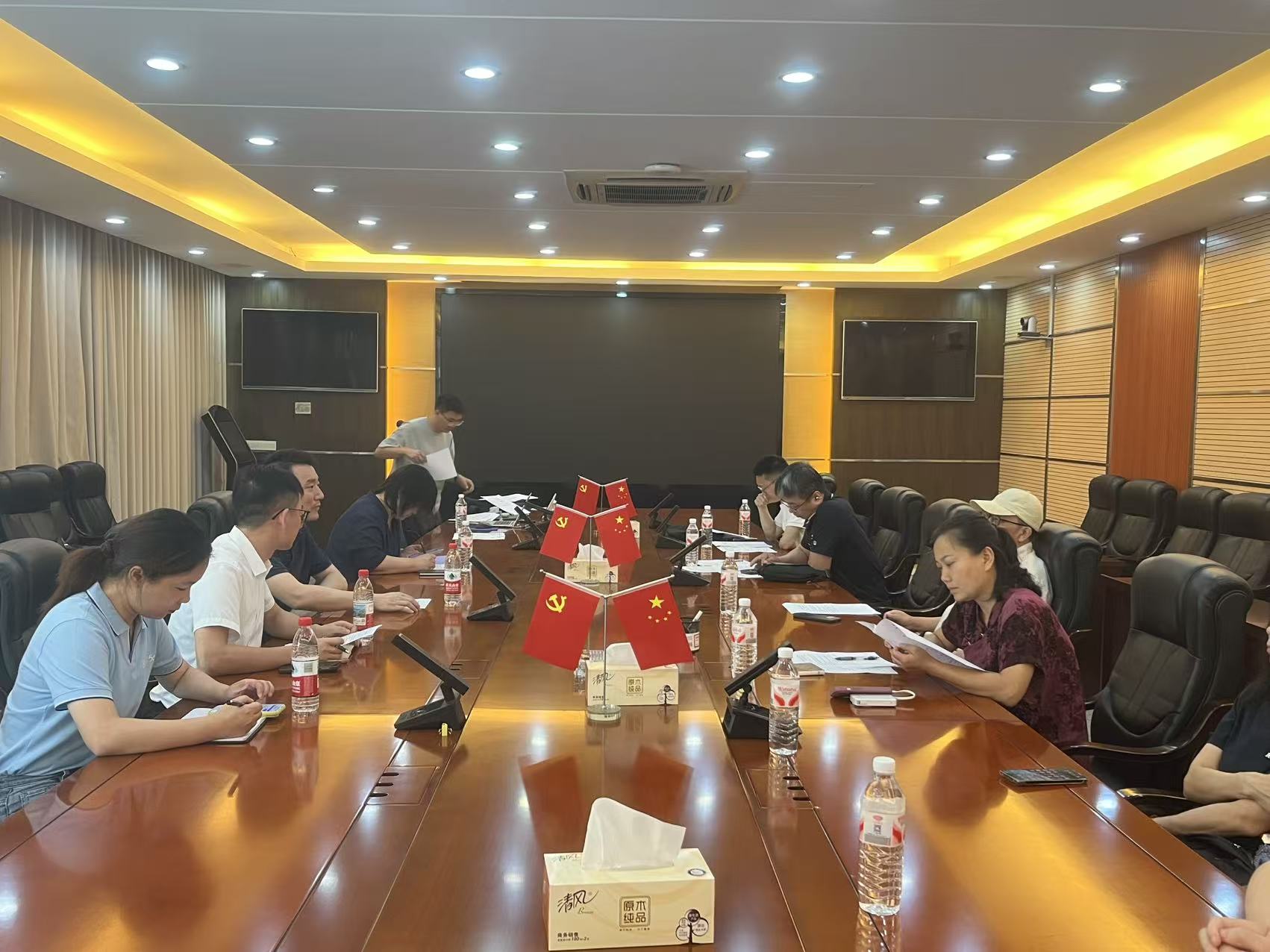 （通讯员 柯文静 张钧俨）7月22日，互联网与信息中心同步开展运营商合作洽谈、武汉校区新建研究生公寓校园网施工对接两项重点工作。中心联合审计处、财资部赴武汉校区，会同武管会与移动、电信、联通三大运营商开展专项磋商，达成平等接入合作共识，保障学生可自主选择通信套餐，优化校区网络服务，满足师生日常用网需求。针对新建研究生公寓网络建设，中心副主任陈飞带队实地核查施工进度。公寓采用有线无线一体化建设，实现全...