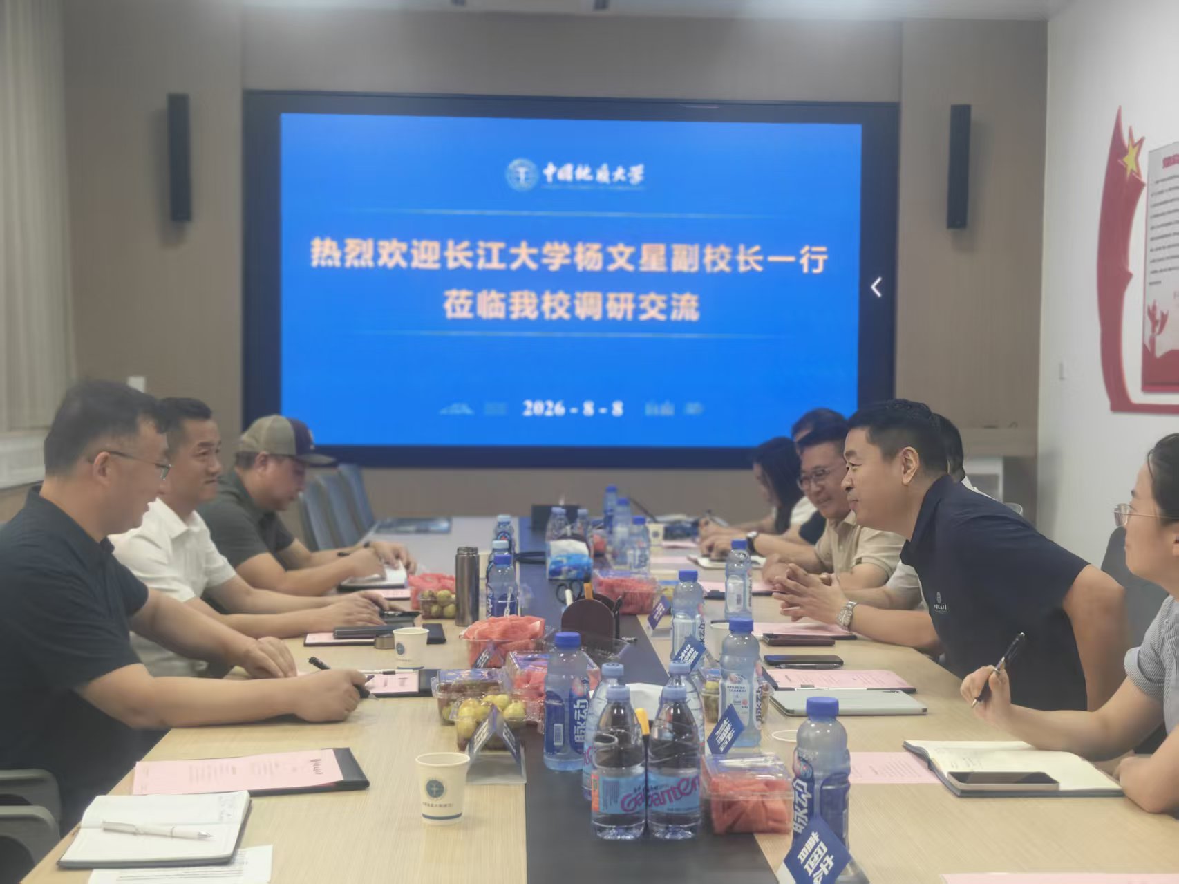 （通讯员 夏浩波）为持续深化校园信息化建设，对标一流高校数字化建设先进经验，破解我校信息化工作难点，8月8日，学校党委常委、副校长杨文星带领互联网与信息中心相关人员，赴中国地质大学（武汉）开展信息化专题学习调研。当日下午，调研组实地参观中国地质大学（武汉）AI算力中心与“数智地大”建设成果。中国地质大学（武汉）校长助理严德天、信息化工作办公室主任吴春明、副主任宋焘及相关科室负责人陪同参观，并组织召开...