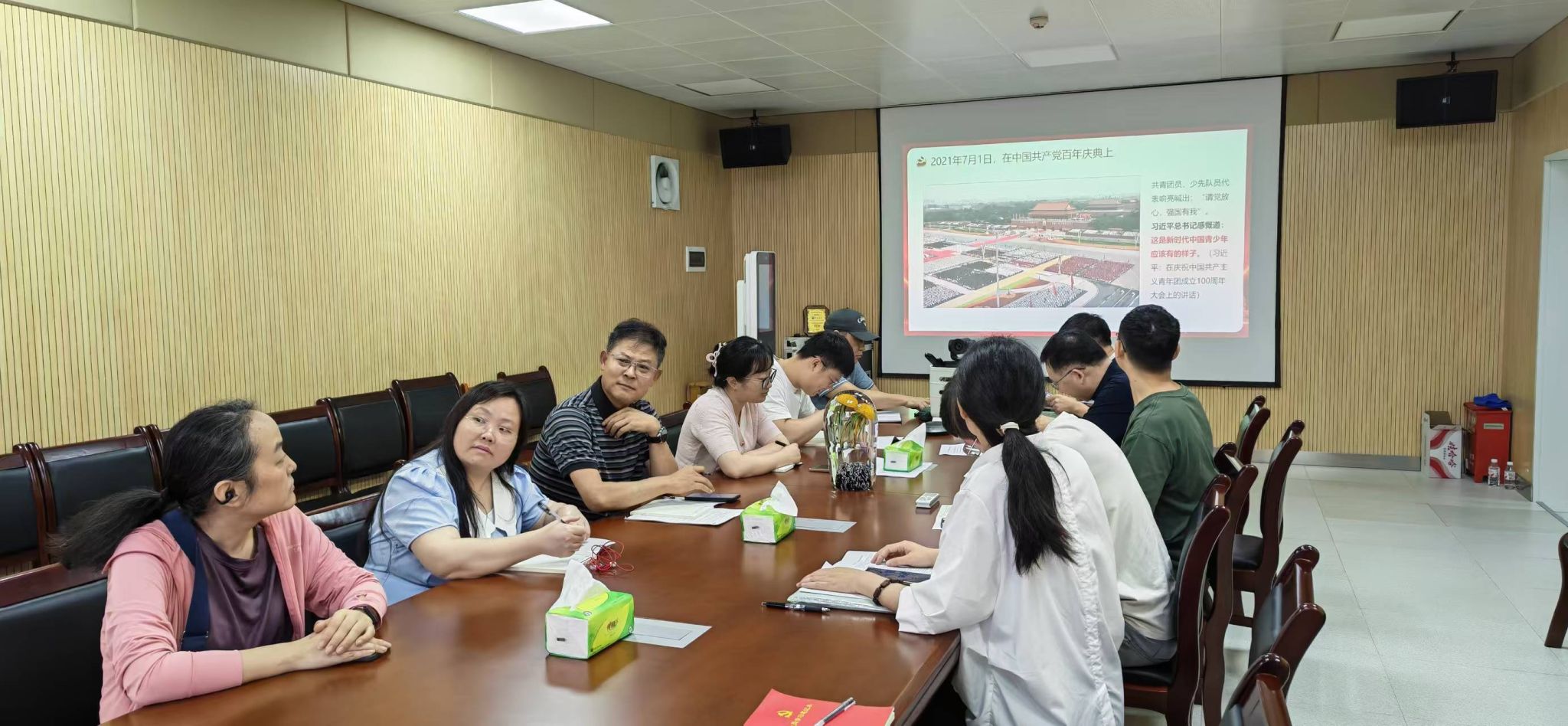 （通讯员 柯文静）5月27日，中心党支部组织党员在8教附楼2楼会议室开展5月主题党日活动。会上，全体党员集体重温入党誓词、交纳党费，并诵读《中国共产党章程》第六章。理论学习环节，全体党员分阶段开展集中学习。一是认真学习习近平总书记在加强基础研究座谈会上重要讲话、《求是》刊发重要文章《在省部级主要领导干部学习贯彻党的二十届四中全会精神专题研讨班上的讲话》、习近平总书记给中国青年五四奖章暨新时代青年先锋奖...