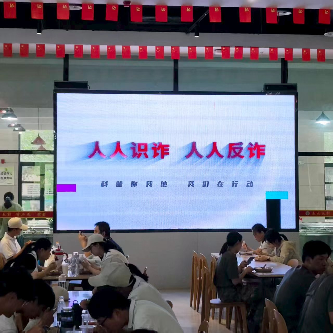 （通讯员 文晓东）9月14日至20日，我校紧扣“网络安全为人民，网络安全靠人民——智能时代网安护航”主题，组织开展2026年国家网络安全宣传周系列活动，通过技术交流、多维宣传、知识答题、校园科普集市等多元形式普及网络安全知识，着力提升全校师生网络安全意识与实际防护能力，筑牢校园网络安全防护屏障。宣传周启动前期，“数智赋能 安全共治”荆州教育与医疗AI安全运营交流会在我校举行，学校与深信服共建的“AI安全运营联...