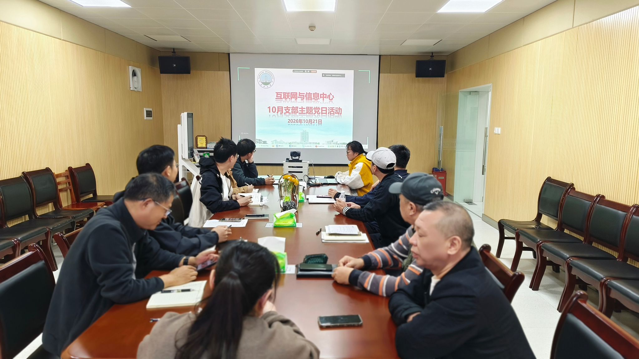 （通讯员 柯文静）10月21日，中心党支部在8教附楼2楼会议室组织开展10月份主题党日活动，全体党员参加。会上，全体党员集体重温入党誓词、交纳党费，并诵读《中国共产党章程》第九章。理论学习环节，支部采取集中领学方式开展系统性学习，组织全体党员集中学习《求是》杂志刊发的习近平总书记重要文章、习近平总书记给四川大学全体师生重要回信精神、习近平总书记在庆祝中华人民共和国成立77周年招待会上的重要讲话，深入学习领...