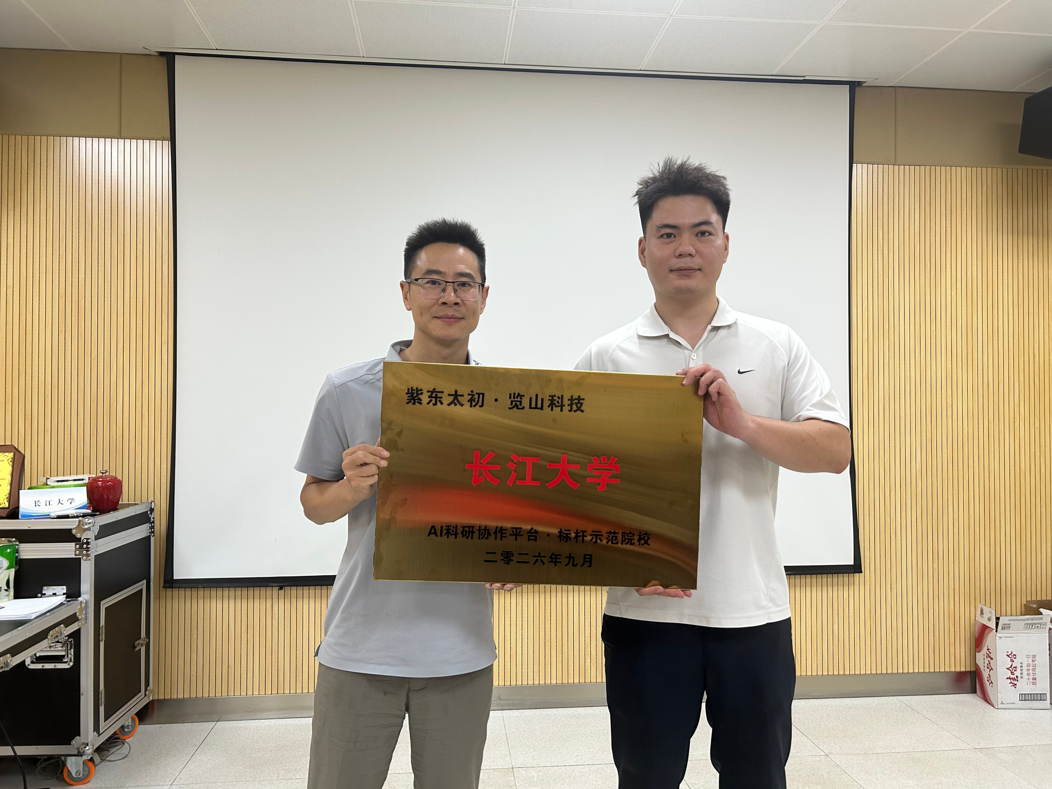 （通讯员 卞珍怡）近日，长江大学与览山科技共建AI科研协作平台标杆示范院校。该平台以紫东太初多模态大模型为底座，采用主从多智能体架构，融合3000余个科研工具，覆盖八大学科领域，构建科研全链路闭环。平台具备企业级沙箱安全、数据不出域、过程可追溯等能力，助力科研工作提质增效。学校将以此校企合作为契机，持续推动AI与科研、教学深度融合，着力打造可复制、可推广的“AI+科研”示范样板。（编辑 柯文静 审核 陶舟 夏浩波