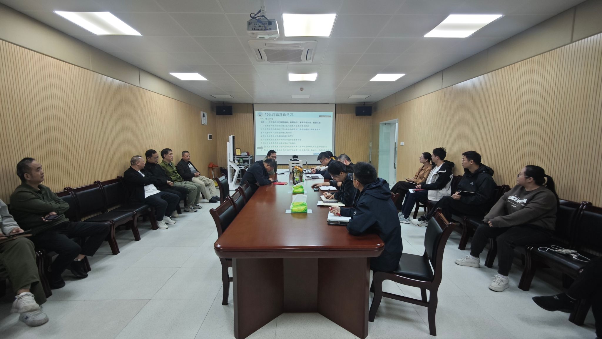 （通讯员 魏昙娟子）10月21日，互联网与信息中心召开10月政治理论学习暨职工大会。会议由中心主任张凡主持，中心全体教职工参加。政治理论学习环节，全体教职工采取