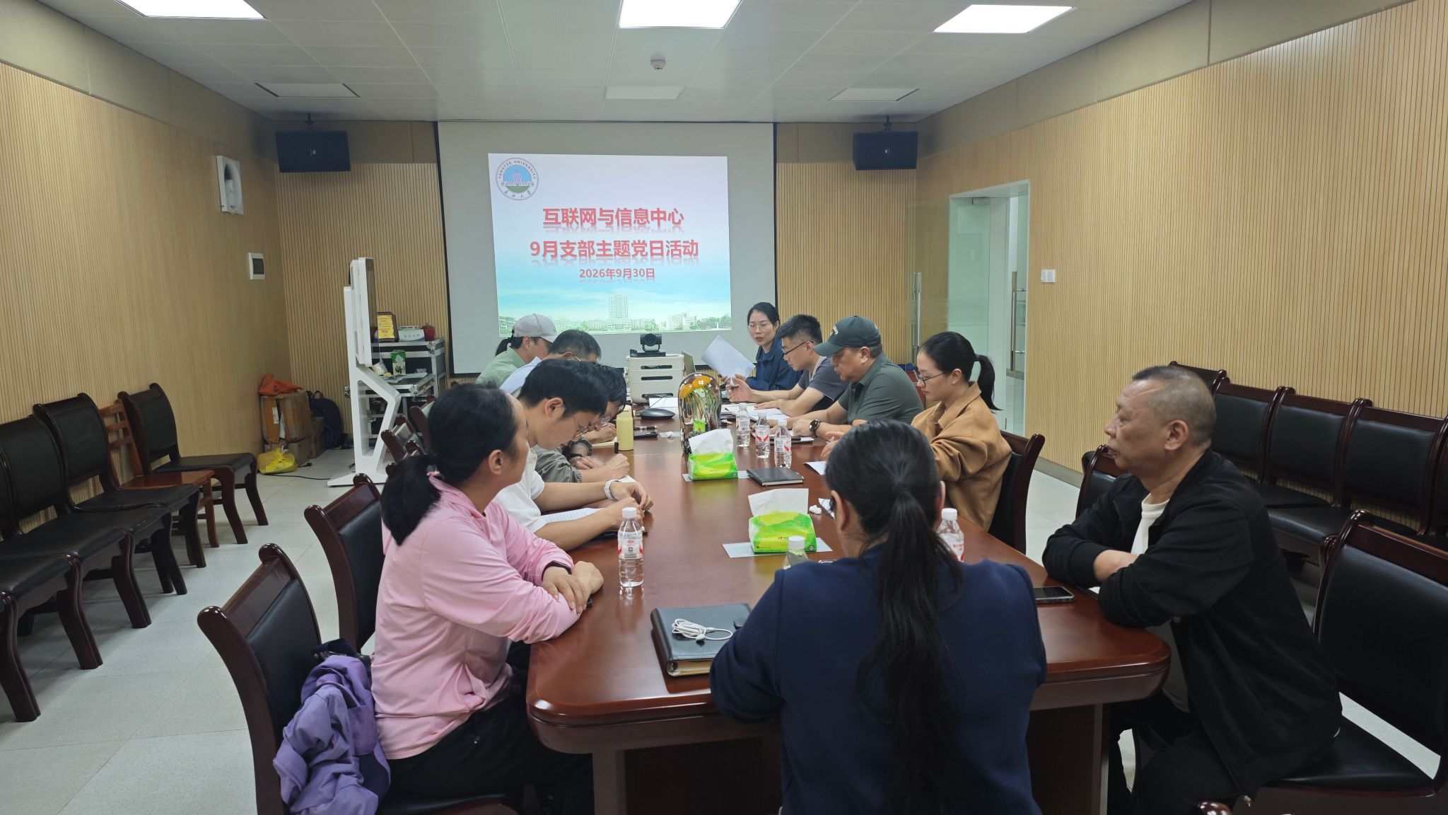 （通讯员 柯文静）9月30日，中心党支部组织党员在8教附楼2楼会议室开展9月份主题党日活动。会上，全体党员集体重温入党誓词、交纳党费，并诵读《中国共产党章程》第八章。理论学习环节，支部落实“第一议题”制度，组织全体党员开展专题学习，持续推进树立和践行正确政绩观学习教育，传达学习学校相关会议精神，引导党员统一思想认识，锚定工作方向。党课学习环节，柯文静同志讲授题为《穿越时空的精神对话：从党史榜样汲取初心...
